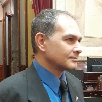 Abogado. Mediador. Comerciante. Diplomado en Periodismo.
Diplomatura del Instituto de Capacitación Parlamentaria.