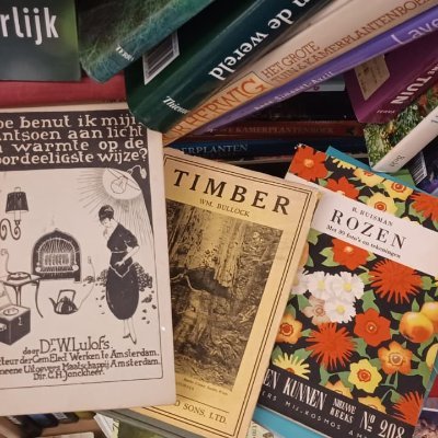 Maak een ontdekkingstocht langs onze boekenbergen. 'Stoffig en hot', volgens de kenners. Welkom bij Colette&Co in de altijd gezellige Reinkenstraat in DenHaag.
