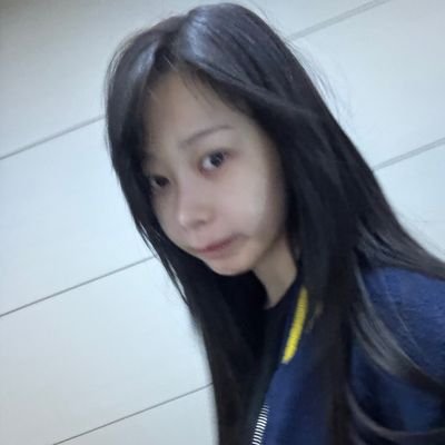 akun gado-gado, tapi kebanyakan buat nge fangirl-in cewe-cewe cantik