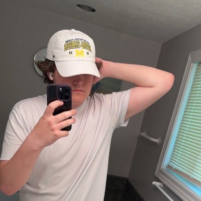 Frosty24938686's profile picture. Washed GC2 | Plat 2 Valo | Champion Fortnite player 🤓 | Michigan Natty Champs!!! 15-0〽️