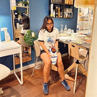 desitriyunita_'s profile picture. a pathological people pleaser.