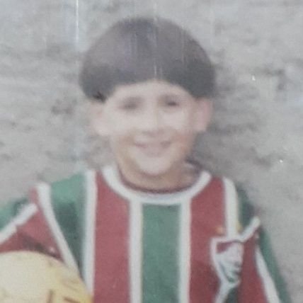 Minimalista e suposto entendedor de la pelota. Torcedor do Fluminense 🇭🇺 e espectador assíduo de futebol alternativo.