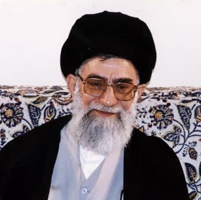 دانشجو نیستم، دبستانیام. چون امید امام به دبستانیها بود.