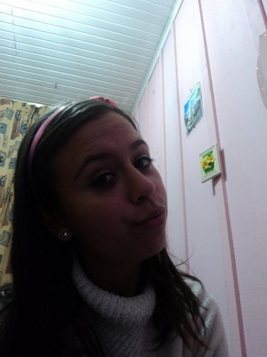 Sou apenas umas menina normal,que gosta de um besta , curte musicas melosas,chora em filmes tristes,tem amigos loucos e que mesmo assim é FELIZ'