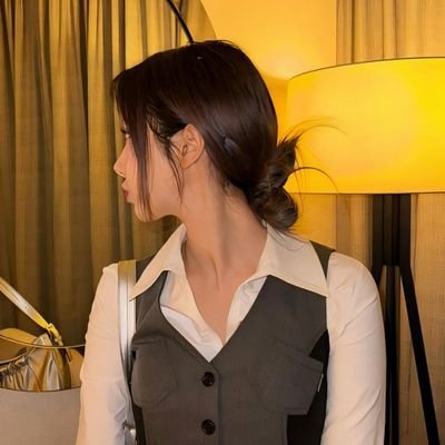 𝐢𝐥𝐥𝐮𝐬𝐢𝐨𝐧 1998. the owner of a golden voice and a charming one, don't forget the tomboy character. hwang eun-bi from VIVIZ.
ㅤㅤㅤ