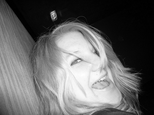 Aetschi10's profile picture. Kommunikationsliebhaberin, Schokofanatikerin und Optimismusverehrerin