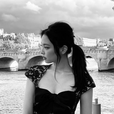 astierdevillate's profile picture. love you @jennierubyjane