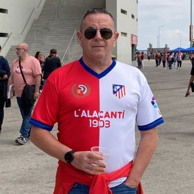 Madrileño, del Atleti, fan de Camarón y El Barrio. Amigo de mis amigos, porque solo los que me conocen saben como soy.