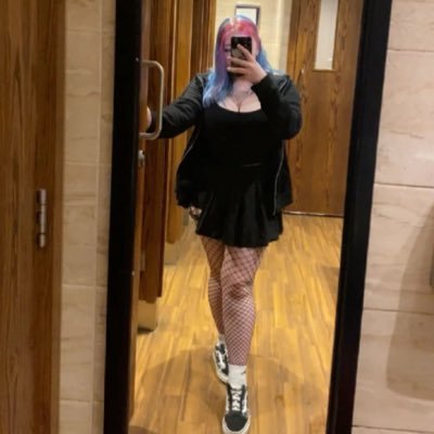 LittleCaseyy's profile picture. 🇬🇧emotional damage ~fantastic rack~ my wife ~ @TheRealLozzaa