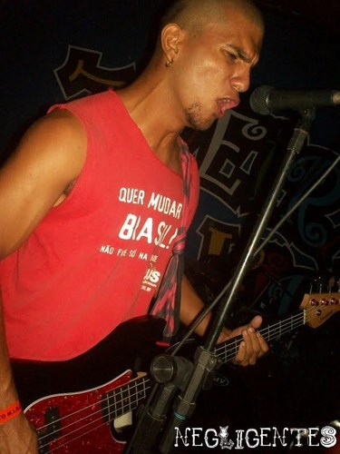 Ex goleiro de futsal e futebol, tive que deixar por uma fratura, hj eu tento ser musico, baixista da negligentes( Punk Rock).