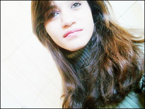 Leonina, 18 anos, teimosa, desastrada, insegura, apaixonada pelo Jorc,
Num coma dentro da cidade onde o silêncio me faz sofrer ♪♪