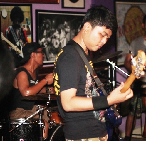 Radungga Bassist Player