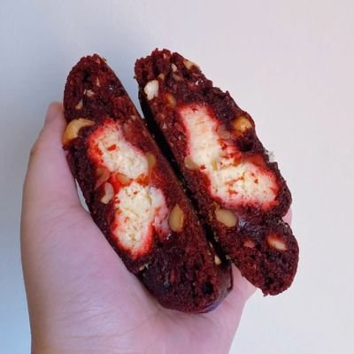 She/Her. Akun jualan sambil sambat² dan fangirling-an. Jual obat suntuk. Bisa dikirim ke seluruh indonesia selama ada yg nganter ššš