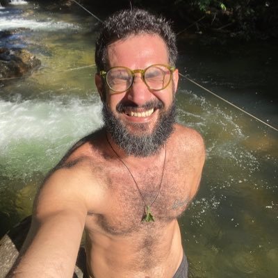 de gritos do coração a poemas da minha cabeça, isso tudo fumando um belo baseado.