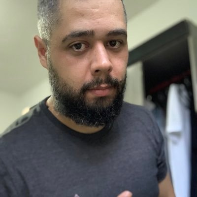 um ser confuso vivendo em um lugar caótico