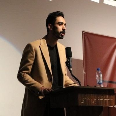 Hosein_Esmatiii's profile picture. هر آنچه سخت و استوار است، روزی دود می‌شود و به هوا می‌رود.