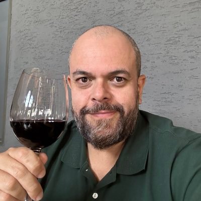 Mineiro, santista roxo, engenheiro, pai de três, amante de vinho, tudo junto e misturado!!!