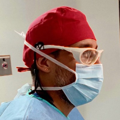 Marido. Padre. Enamorado. Ecléctico. Incrédulo. Crítico. Autocrítico. Anestesiólogo. Currante. Jefe. “Casi nada es lo que parece”. TAXaS.