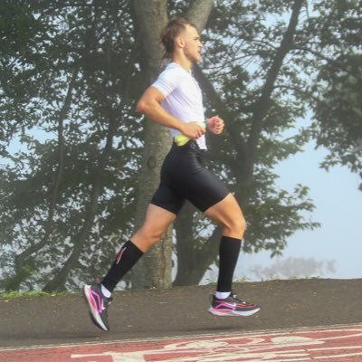 Triatleta amador, estudante de educação física e marketeiro