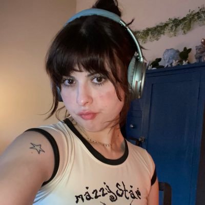 eleanorlizabeth's profile picture. she/her