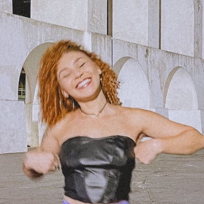 Sou uma menina simples do interior com muitos sonhos na bagagem e pouquíssima força de vontade para conquista-los