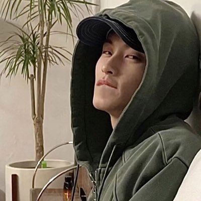 faço threads, gravo uns vídeos pro YouTube, legendo vídeo de kpop, e fico no twitter nas horas vagas.
