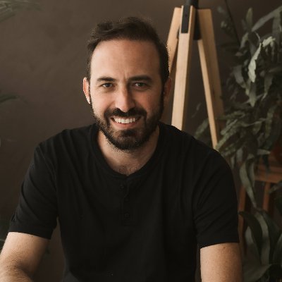 Lic. en Comunicación Social. Periodista en La Voz del Interior. Con pasado en Fútbol Infantil (El 12) y FM Suquía. Ex alumno del Santo. Papá de Felipe Luis.