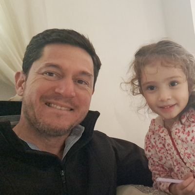 Ingeniero Civil. De Corrientes, Argentina. Hermosa familia. Hincha de River Plate. Liberalismo y un Estado lo más chico posible. Viva La Libertad Carajo!