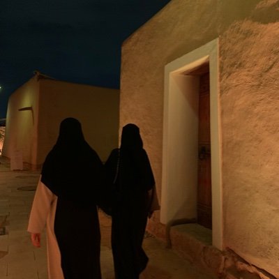 ادون ما يكنّ أحيان للنجاة وأحيانًا للذكرى على مر الزمن -قمرًا تتجلى فِيه الشمس-