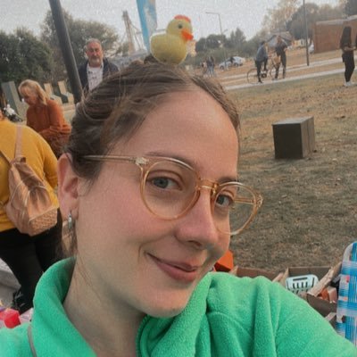 Las manos que ayudan son más nobles que los labios que rezan ✨ ♐♀️🐕🌊 💚🧡💜🌈