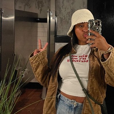 DontcallmeKilla's profile picture. Aaliyah in the face, but Sade with the vibes. 🪴