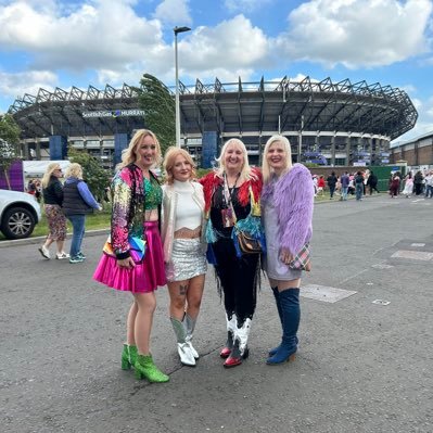 We 💓 Taylor Swift! We are 2 best friends Claire & Nat from the UK 🇬🇧 🦊