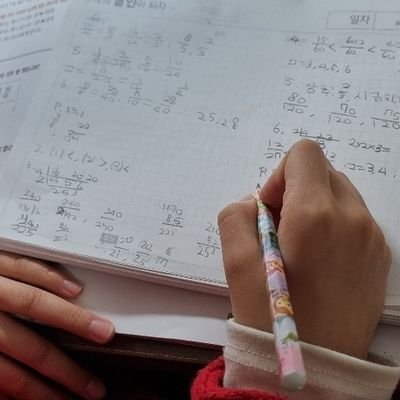 salmilan01's profile picture. 마흔 넷, 신장암 엄마가 딸과 둘이 사는 하루, '글쓰기'로 살아가요. 긴 글은 블로그로 오세요. https://t.co/jGSnS0QxpB