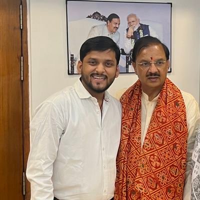 स्वेमसेवक, समाजसेवक, राष्ट्र सर्वप्रथम, कर्मण्ए वाधिकारस्ते मां फलेशू कदाचन 🙏 मेरे गरम लहू का कण कण मातृभूमि को समर्पित मोदी जी एंड योगी आदित्यनाथ जी समर्थक 🙏
