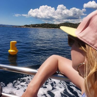 Inconditionnelle de balle orange et autres agissements du même ordre.
Le coeur à Grenoble et la tête à Lyon. Mes tweet n'engagent que moi.