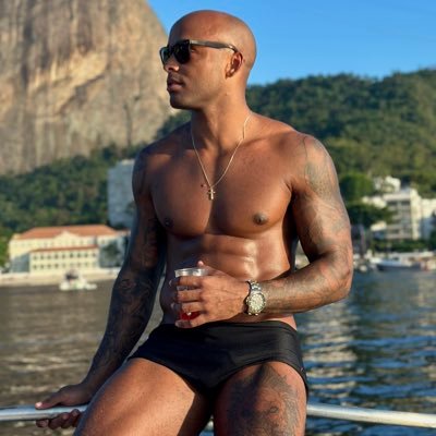 vcarvalhoo_'s profile picture. ✌