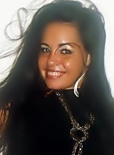 Sou uma mulher que não tem  limetes pra sonhar, gosto de desafios,e lutar sempre, não tenho medo,de seguir em frente.