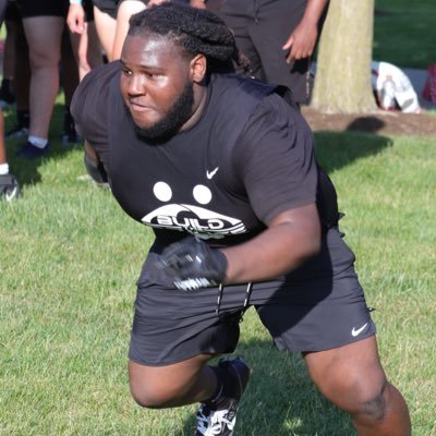 Name: Markell Brown OL/DL # 72 Bedford high school class of 2026 5,8 40, 5.60 squat:525 bench:205 weight:222 #2163199198 GPA:4.0
