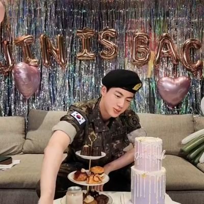 Hobi is finally back❤️🩹.
Army and swiftie🤍
Reading lover 💛
SV🇸🇻