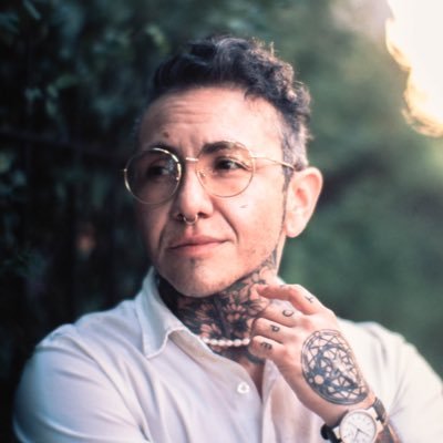 Transmasculino, diseñador, mejor vaya a la mariposa azul con el mismo naturali 🏳️⚧️