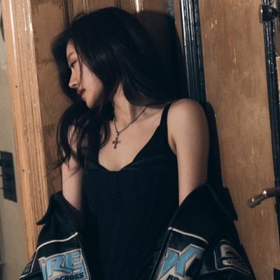 Julie_000329's profile picture. 