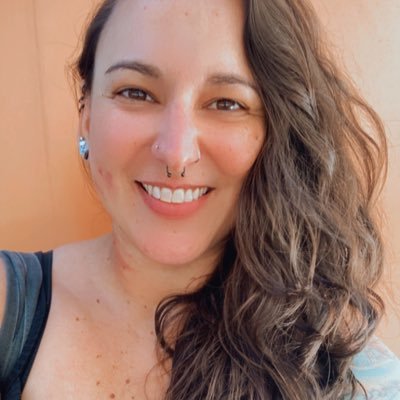 Menina mulher de corpo e a alma coloridos. Um trator na cozinha e na vida. De sorriso incansável, da boca até os olhos. Inundada de coragem, afeto e vontade.