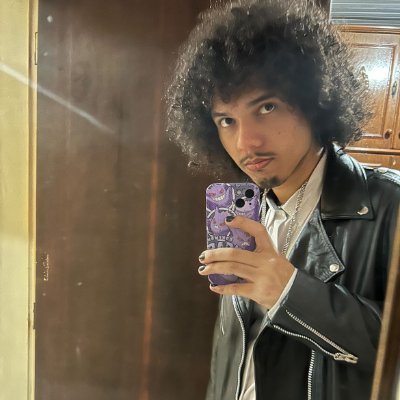 Falo merda por esporte. Falo com imagens, tenho cabelo cacheado.