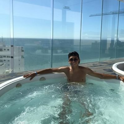 Leonietot's profile picture. Abogado / Music business 📖