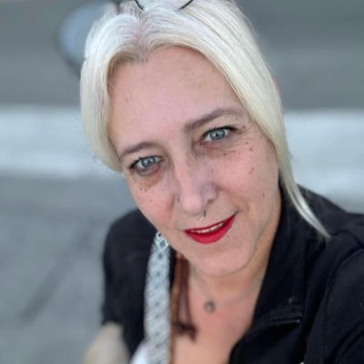 J’aime la vie et la fraîcheur du petit matin, le bonheur de me sentir exister. Je suis une femme battante . Je suis faite pour la joie de vivre.