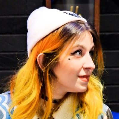 Escritora best-seller, cria de Alto Paraíso, Fanfiqueira, fofoqueira, TDAH, assexual, apresentadora e fã profissional, viciada em McFLY e EXO