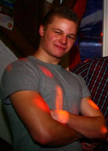 slivingpast's profile picture. Писать о своей жизни — сложная задача. Это как секс: лучше пережить это, чем писать об этом.