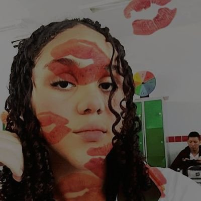 iae pessoas....
uma louca apaixonada! Uma louca sonhadora! A louca mais normal do mundo! e mais feliz.✨🖤