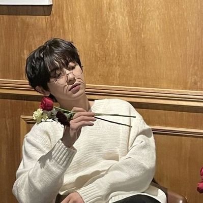 carelyvu's profile picture. collage acc || random tweet