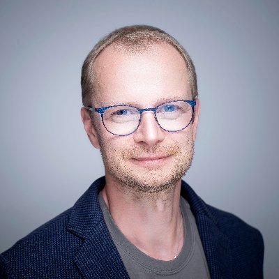 Dnes šéfredaktor @enkocz, předtím šéfredaktor v @Aktualnecz. V profesi novináře bez přerušení od roku 1995 (Stadión, Český rozhlas, BBC, MF Dnes, HN)